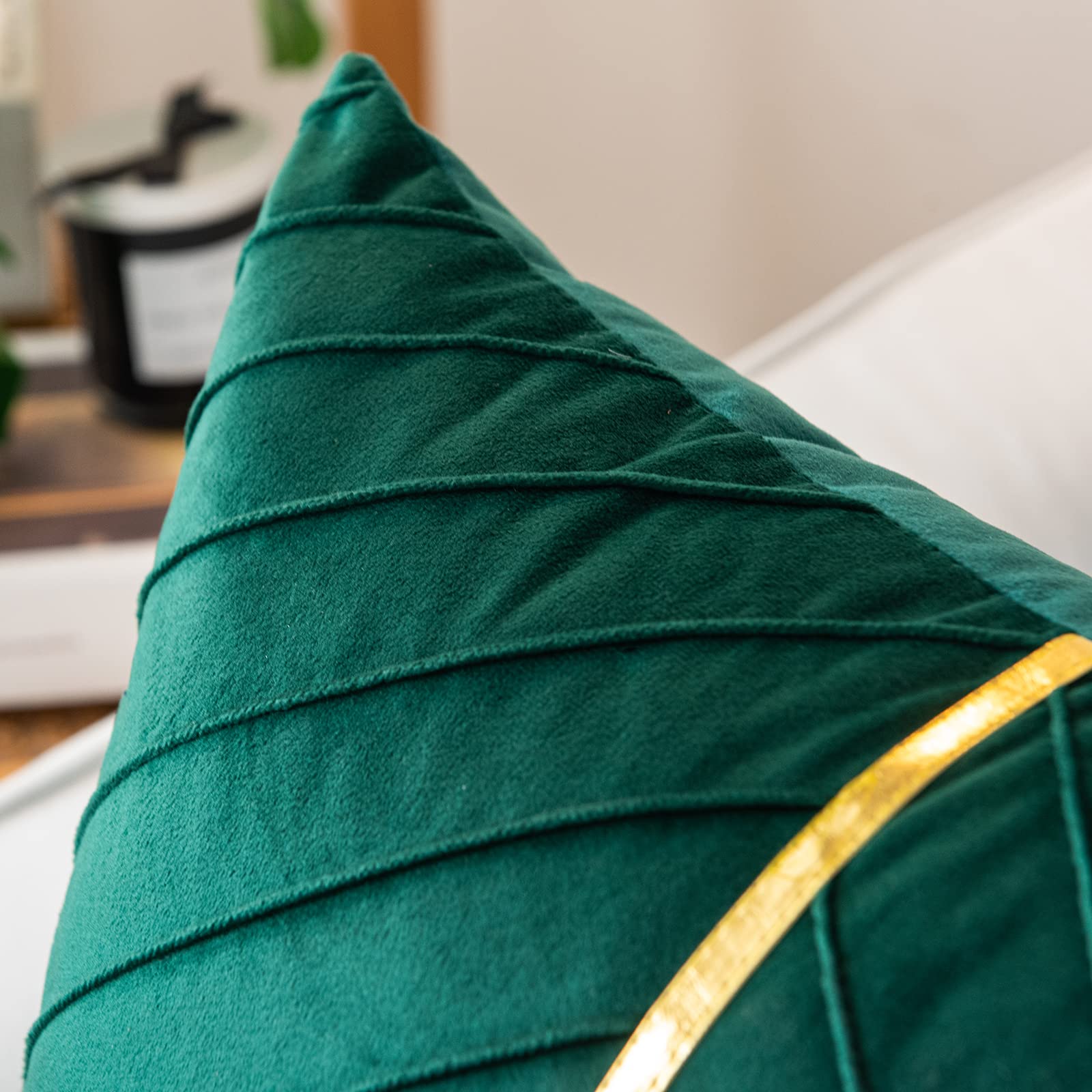 WACOMECO Velvet Throw Pillow Covers, Pack of 2 Soft Gold Decorative Cushion Covers for Couch Sofa Living Room Home Decoration, Emerald Green, 18x18 inch