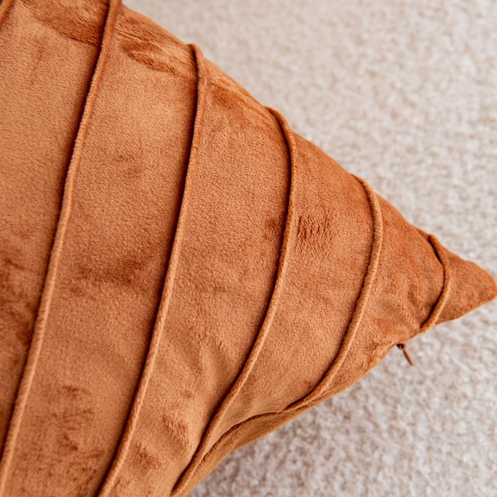 WACOMECO Velvet Throw Pillow Covers, Pack of 2 Soft Gold Decorative Cushion Covers for Couch Sofa Living Room Home Decoration, Emerald Green, 18x18 inch
