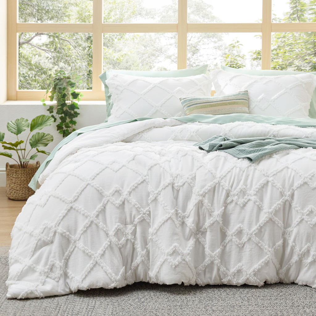 Bedsure Tufted Boho Comforter Set Queen Size - Green Boho Bed Set, GentleSoft™ 3 Pieces Farmhouse-Style Embroidery Bedding, Gifts for Woman, Soft Jacquard Queen Comforter for All Seasons