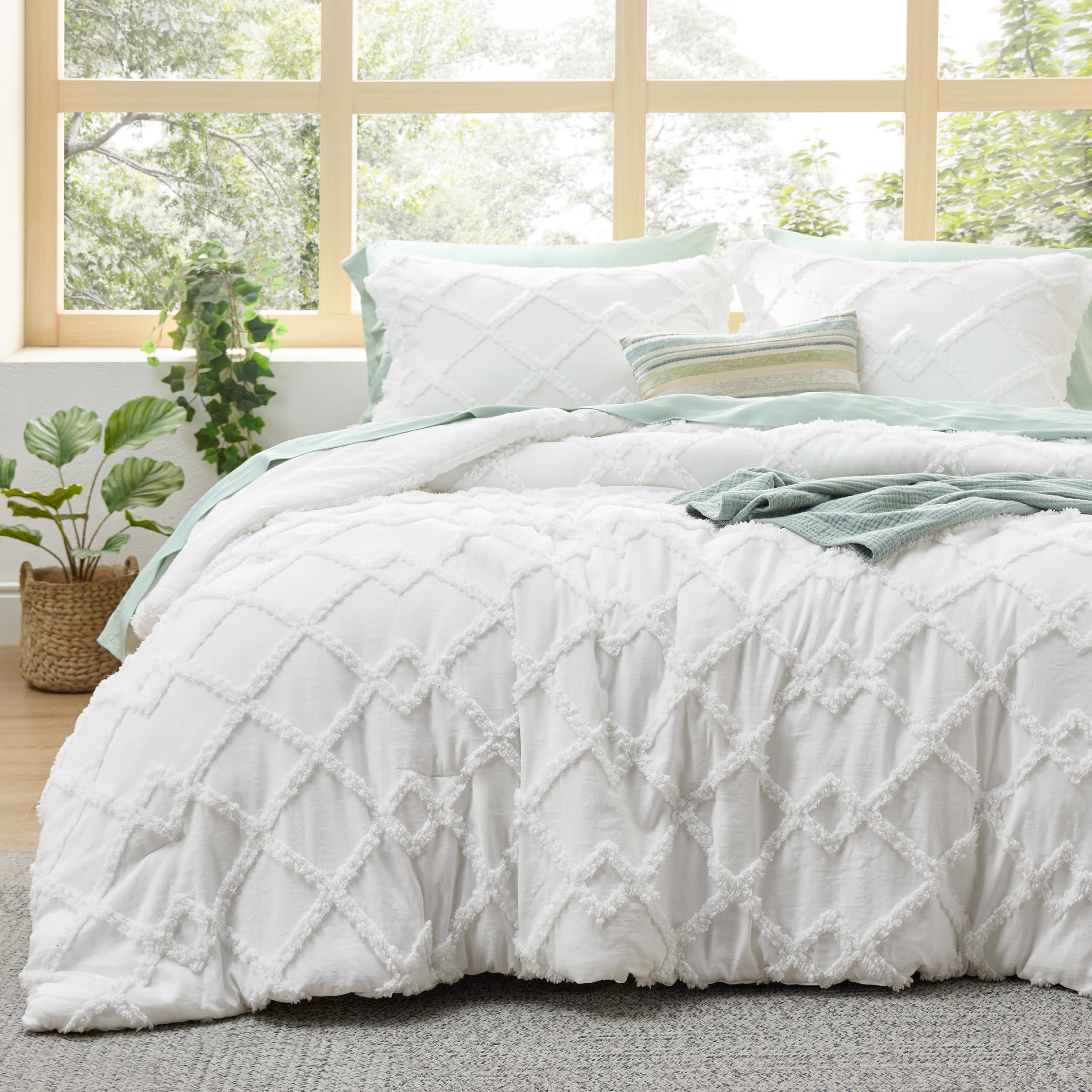 Bedsure Tufted Boho Comforter Set Queen Size - Green Boho Bed Set, GentleSoft™ 3 Pieces Farmhouse-Style Embroidery Bedding, Gifts for Woman, Soft Jacquard Queen Comforter for All Seasons