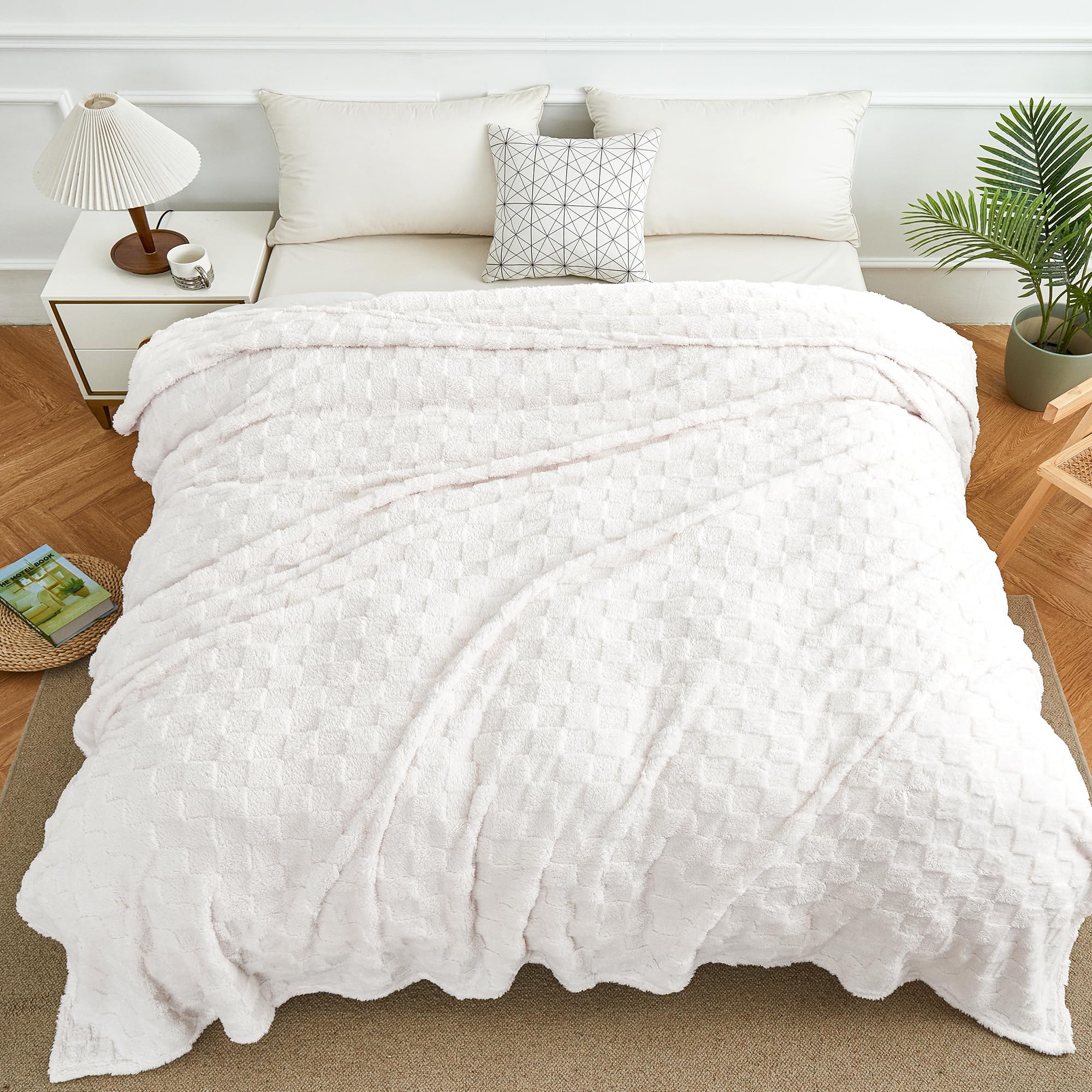 Aganear Fleece Throw Blanket - Cozy Soft Lightweight Fuzzy Throw Blanket for Women Portable Throw Blankets for Couch, Warm Present for Birthday, Christmas, Halloween, Housewarming(50"x60", Khaki)