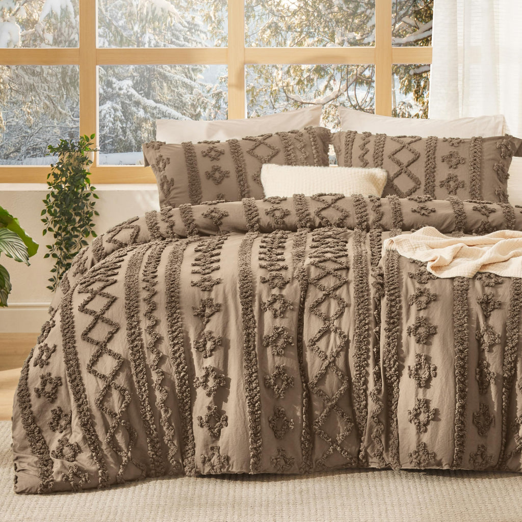 Bedsure Tufted Boho Comforter Set Queen Size - Green Boho Bed Set, GentleSoft™ 3 Pieces Farmhouse-Style Embroidery Bedding, Gifts for Woman, Soft Jacquard Queen Comforter for All Seasons