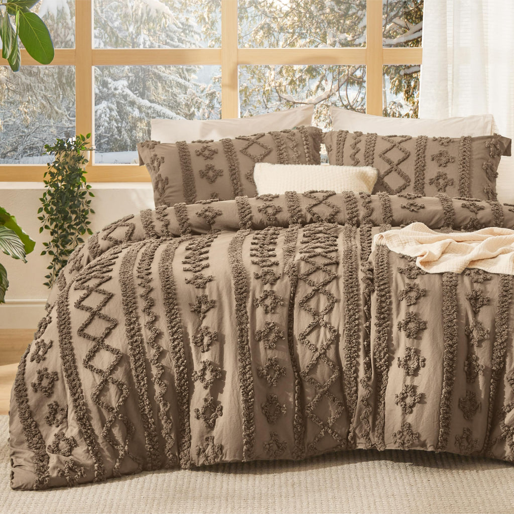 Bedsure Tufted Boho Comforter Set Queen Size - Green Boho Bed Set, GentleSoft™ 3 Pieces Farmhouse-Style Embroidery Bedding, Gifts for Woman, Soft Jacquard Queen Comforter for All Seasons