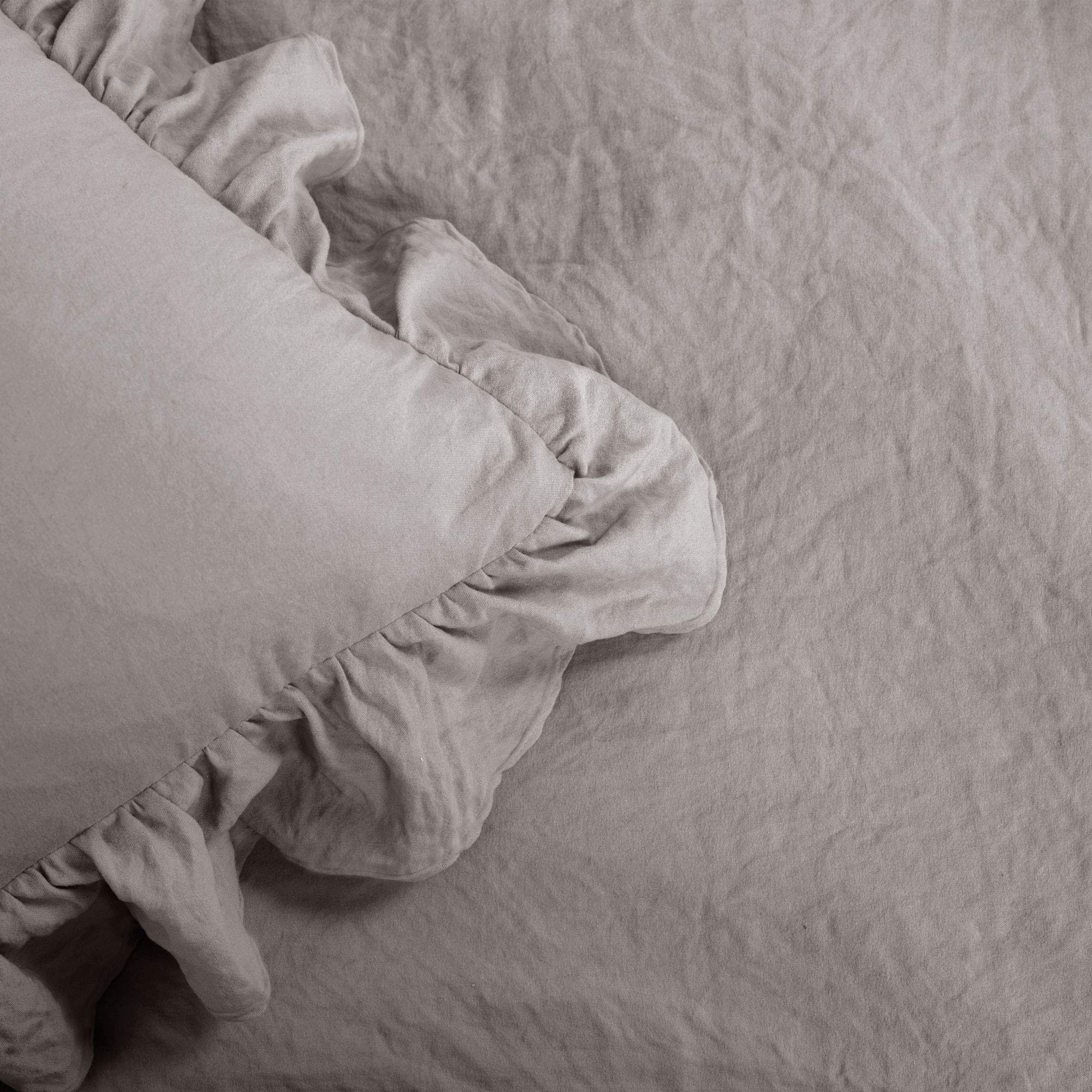 Lush Decor Reyna Ruffle Comforter Set - 3 Piece Cozy Ruffled Bedding Set - Timeless Elegance and Comfort for Bedroom - King, Gray