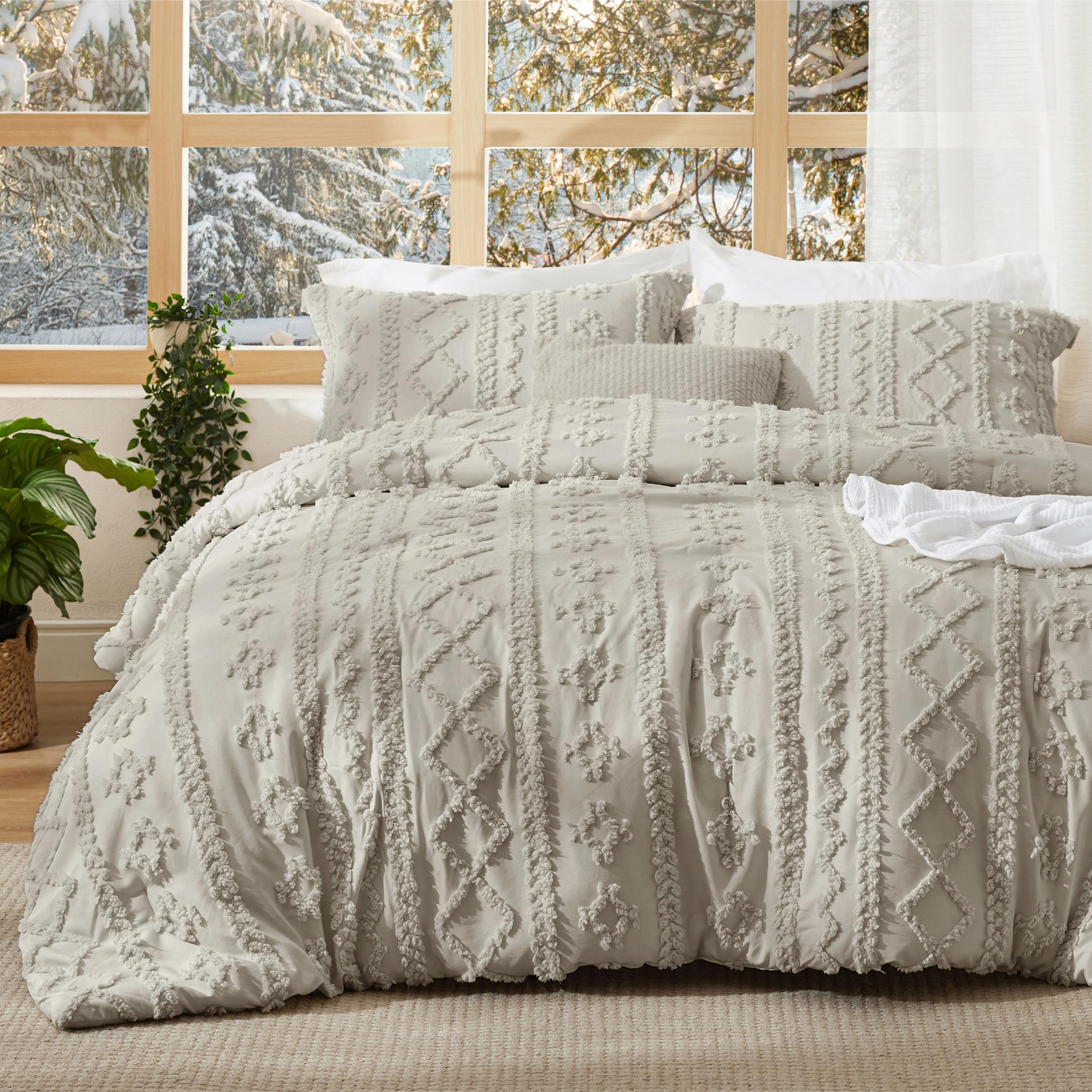 Bedsure Tufted Boho Comforter Set Queen Size - Green Boho Bed Set, GentleSoft™ 3 Pieces Farmhouse-Style Embroidery Bedding, Gifts for Woman, Soft Jacquard Queen Comforter for All Seasons