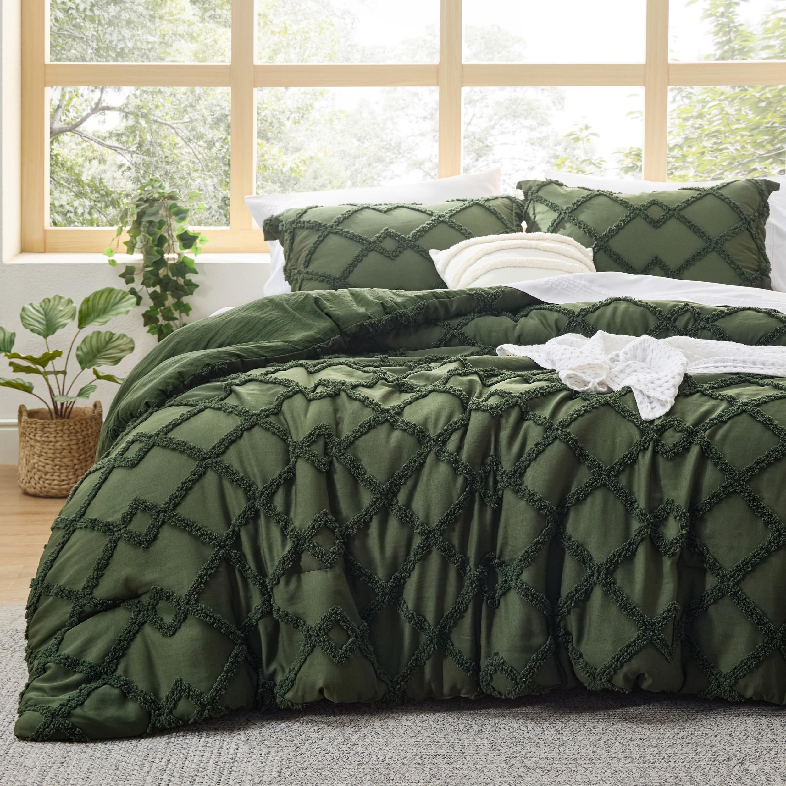 Bedsure Tufted Boho Comforter Set Queen Size - Green Boho Bed Set, GentleSoft™ 3 Pieces Farmhouse-Style Embroidery Bedding, Gifts for Woman, Soft Jacquard Queen Comforter for All Seasons