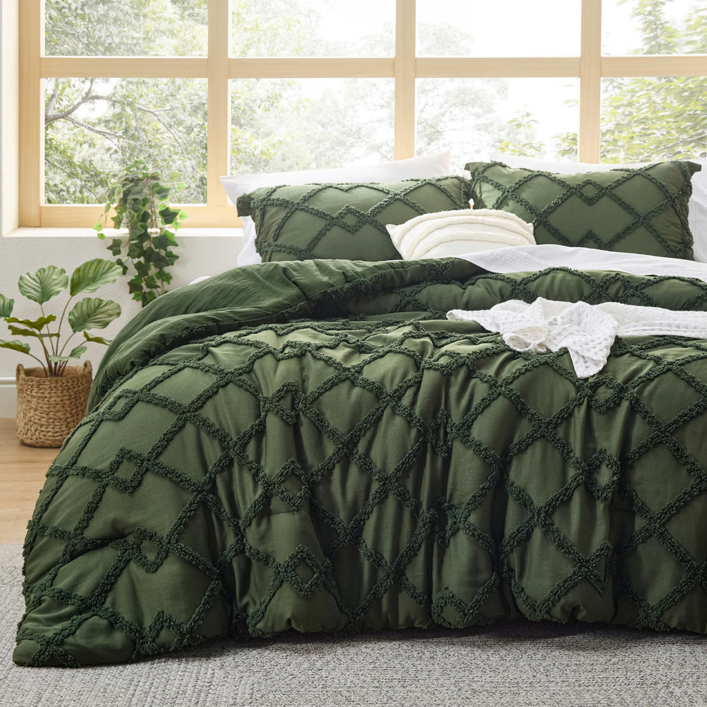 Bedsure Tufted Boho Comforter Set Queen Size - Green Boho Bed Set, GentleSoft™ 3 Pieces Farmhouse-Style Embroidery Bedding, Gifts for Woman, Soft Jacquard Queen Comforter for All Seasons