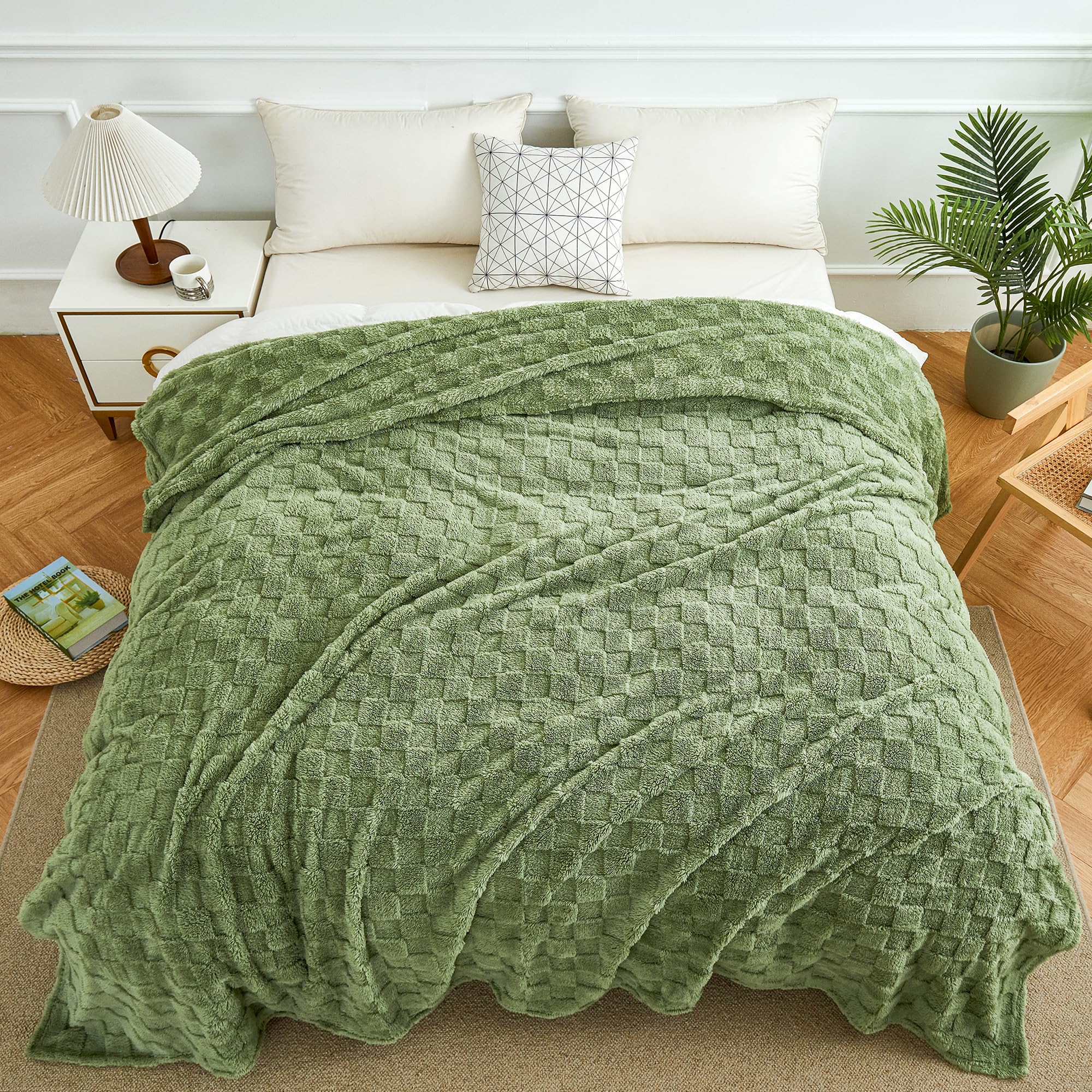 Aganear Fleece Throw Blanket - Cozy Soft Lightweight Fuzzy Throw Blanket for Women Portable Throw Blankets for Couch, Warm Present for Birthday, Christmas, Halloween, Housewarming(50"x60", Khaki)